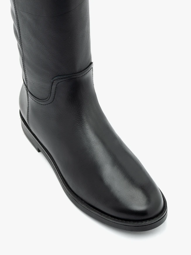 Schwarze Stiefel mit schmalem Schaft