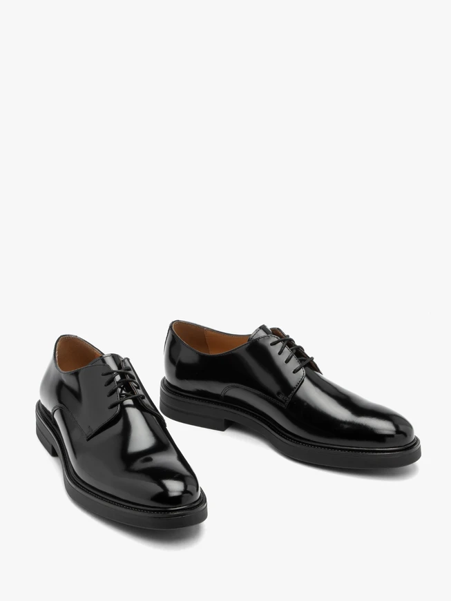 Schwarz lackierte Herrenschuhe