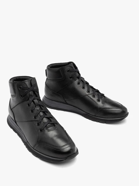 Schwarze Herrenstiefel im sportlichen Stil