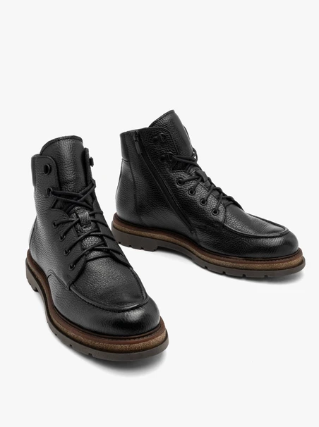 Schwarze Herrenstiefel mit Ziernähten auf dem Rist