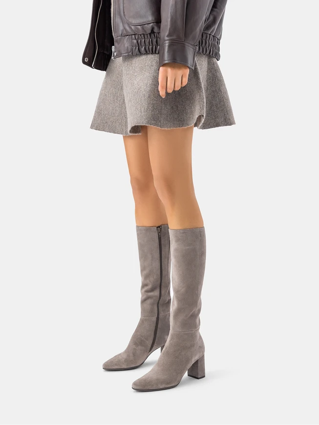 Graue Stiefel mit breitem Schaft