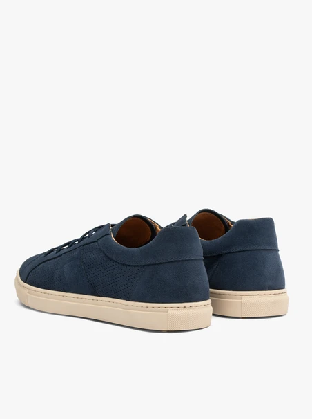 Marineblaue Sportschuhe mit Perforationen