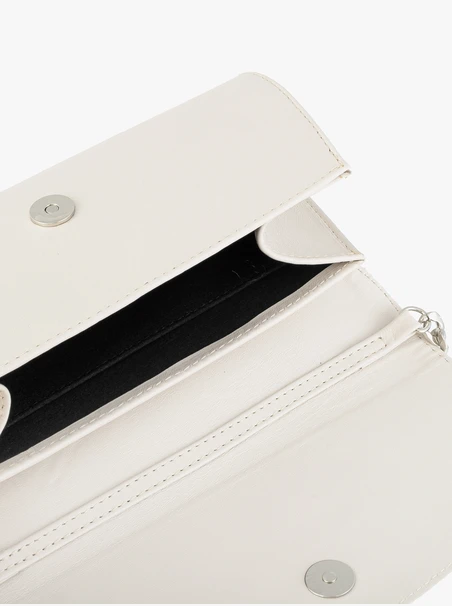 Clutch-Tasche aus cremefarbenem Leder mit Kettenverzierung