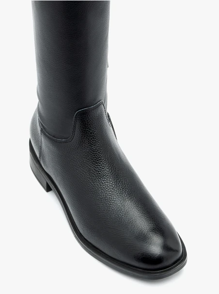 Schwarze Gummistiefel mit schmalem Schaft