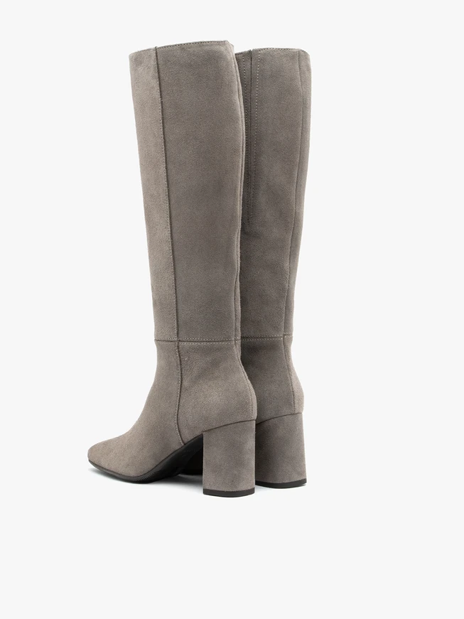 Stöckelschuhe aus grauem Veloursleder
