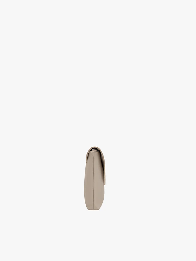 Beigefarbene Kupplungstasche mit Kette