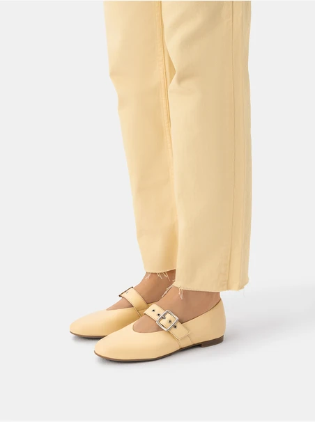 Leuchtend gelbe Mary Jane Ballerinas mit Riemen