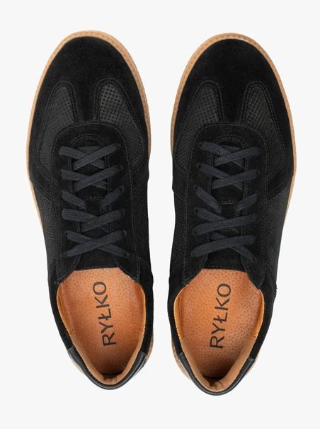 Schwarze halbe Sportschuhe mit Perforationen