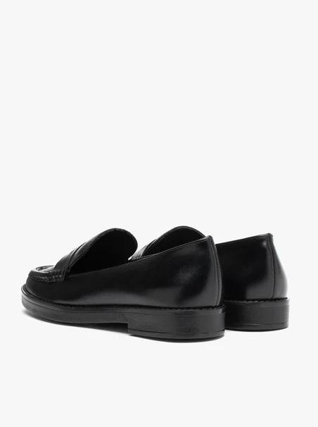 Schwarze minimalistische Mokassins aus genarbtem Leder