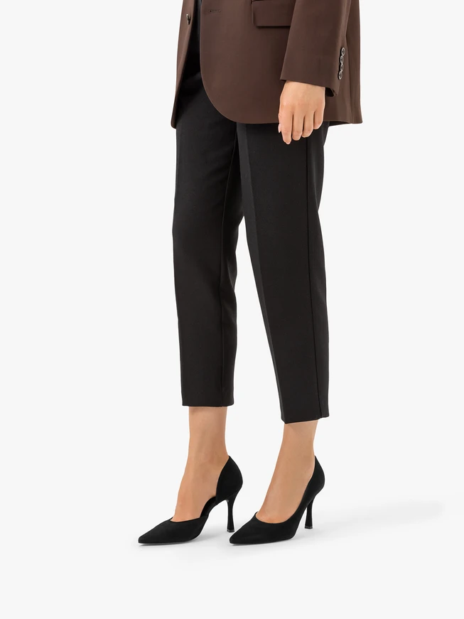 Schwarze Pumps mit Flare-Absatz aus Velours