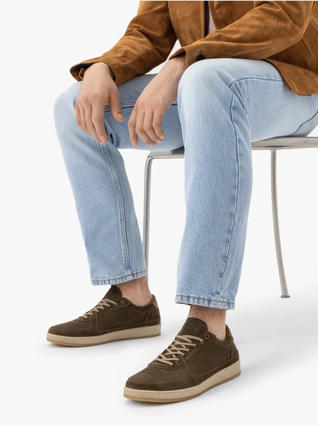Olive-braune sportliche Halbschuhe