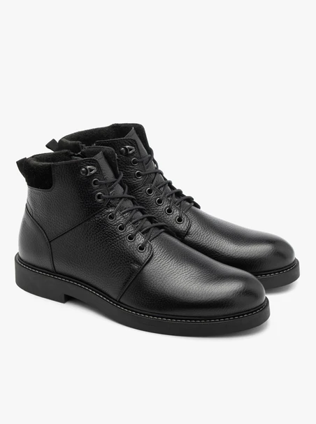 Schwarze Stiefel mit verschönerten Sohlen