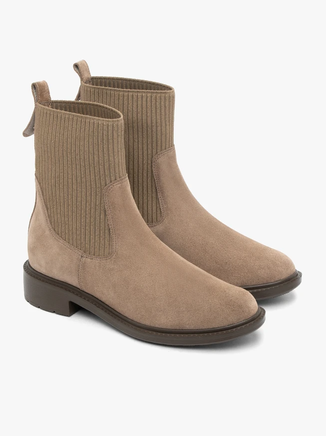 Sandfarbene Pantoffeln zum Anziehen