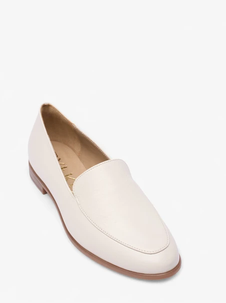 Mokassins aus genarbtem Leder in Creme und Weiß