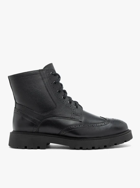 Schwarze Lederstiefel mit Perforationen