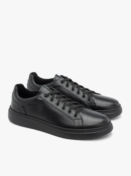 Schwarze Sportschuhe zum Schnüren