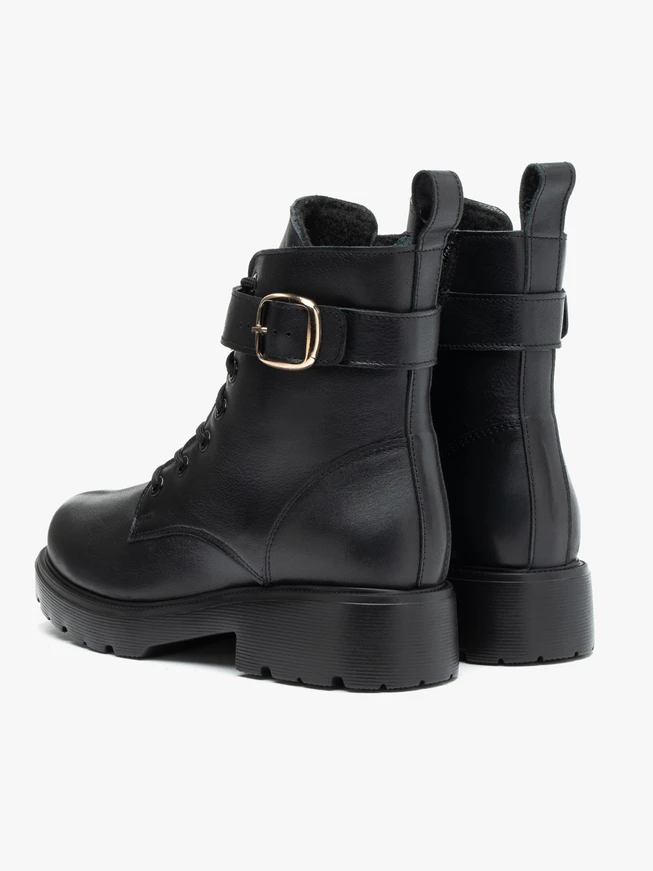 Schwarze Stiefel aus genarbtem Leder mit Riemen