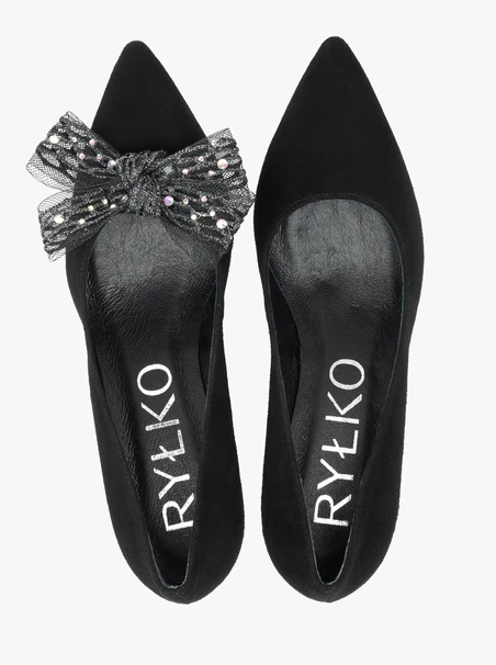 Schwarze Pumps mit abnehmbarer Schleife