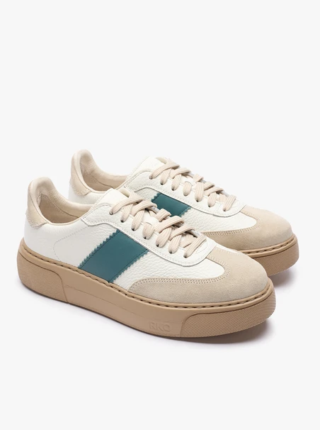 Turnschuhe mit grünem Akzent