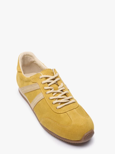 Gelbe Turnschuhe aus Veloursleder