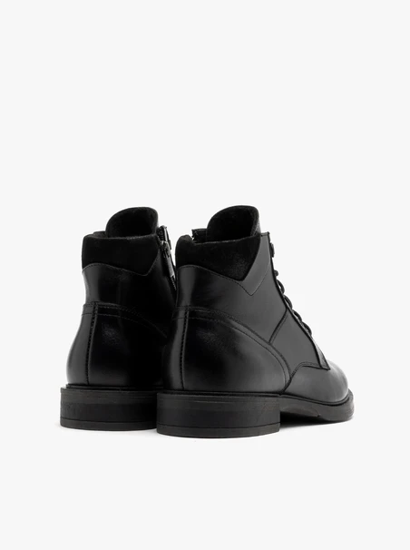 Schwarze Herrenstiefel mit Ziernähten auf dem Schaft