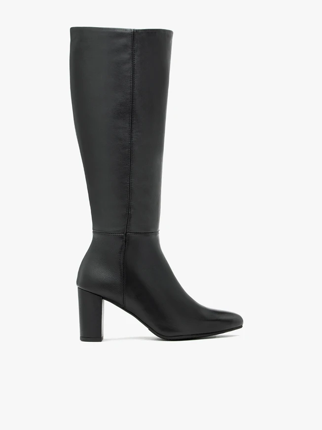 Schwarze Stiefel mit breitem Schaft