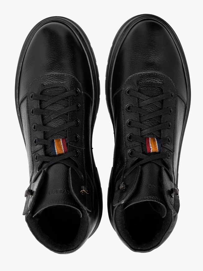 Schwarze Herren-Sportstiefel mit schwarzer Sohle