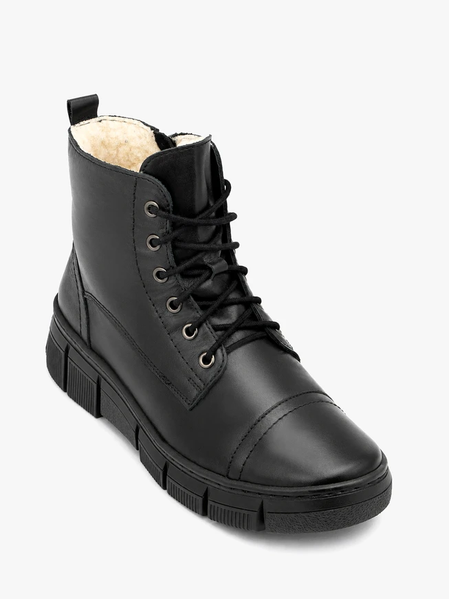 Isolierte Stiefel aus schwarzem Schafsleder