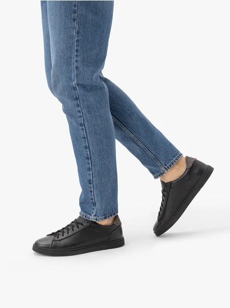 Schwarze Sportschuhe mit grauen Elementen