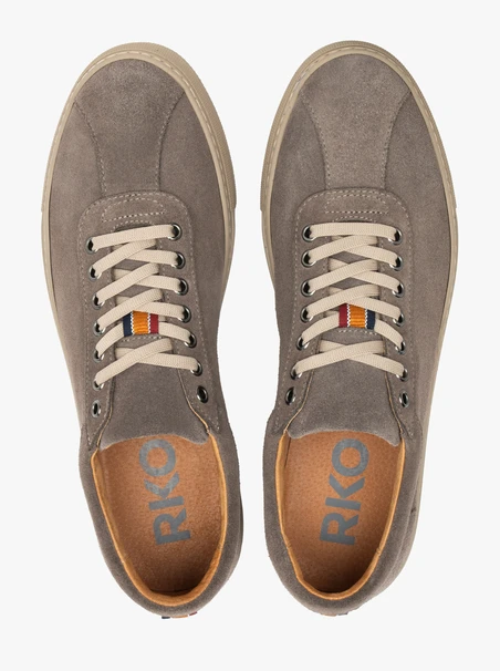 Graue Sportschuhe mit dickerem Boden