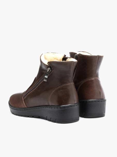 Braune Stiefeletten mit Lammfellfutter