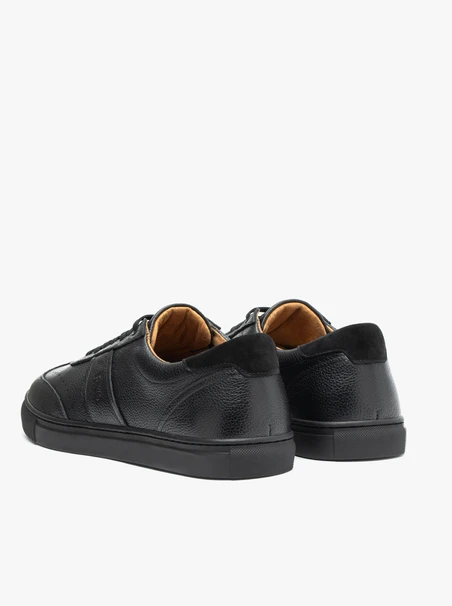 Schwarze Sporthalbschuhe mit weißer Sohle