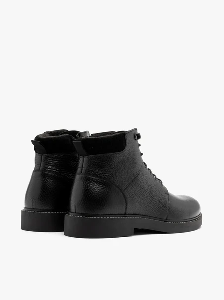 Schwarze Stiefel mit verschönerten Sohlen