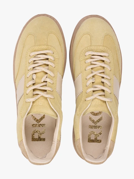 Leuchtend gelbe Turnschuhe aus Leder und Velours