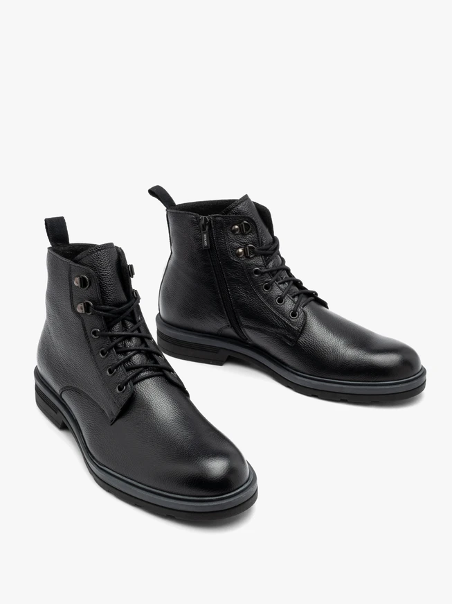 Herrenstiefel mit schwarzem Boden und kontrastierendem Einsatz