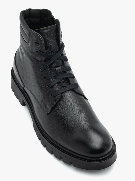 Schwarze isolierte Stiefel