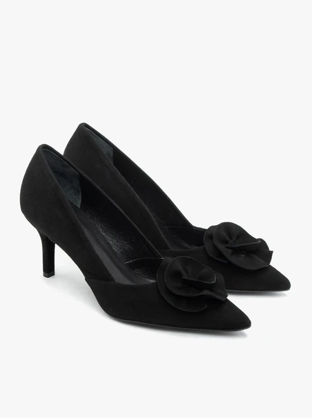 Schwarze Pumps aus Veloursleder mit Blumendetails