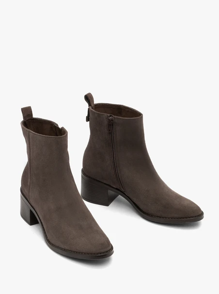 Braune isolierte Velourslederstiefel