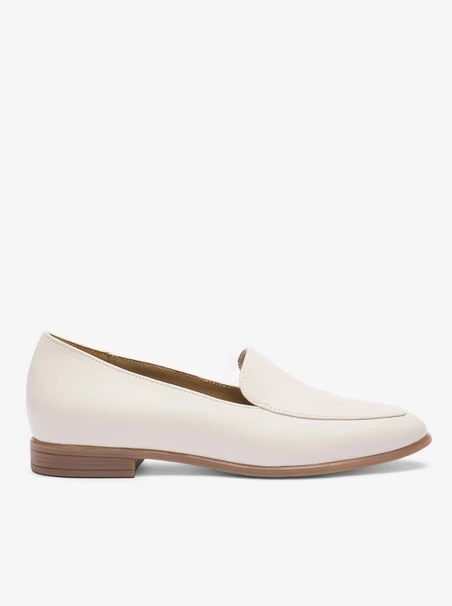 Mokassins aus genarbtem Leder in Creme und Weiß