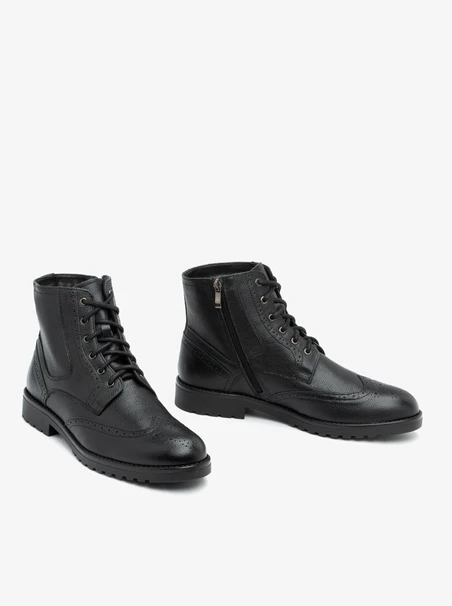 Schwarze Lederstiefel mit Perforationen