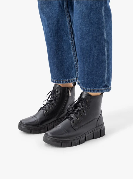 Isolierte Stiefel aus schwarzem Schafsleder