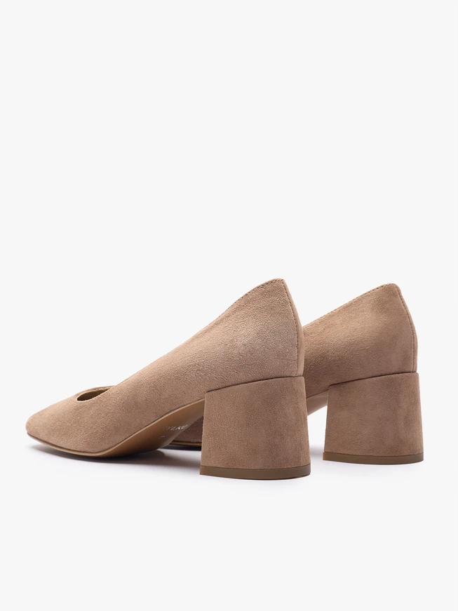 Hellbraune Pumps aus Veloursleder