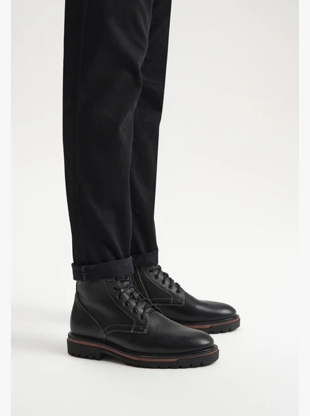 Schwarze Herrenstiefel mit braunem Einsatz an der Unterseite