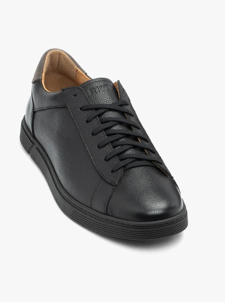 Schwarze Sportschuhe mit grauen Elementen