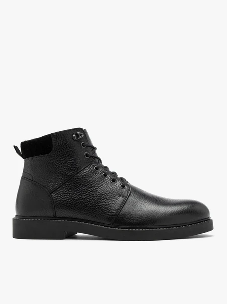 Schwarze Stiefel mit verschönerten Sohlen