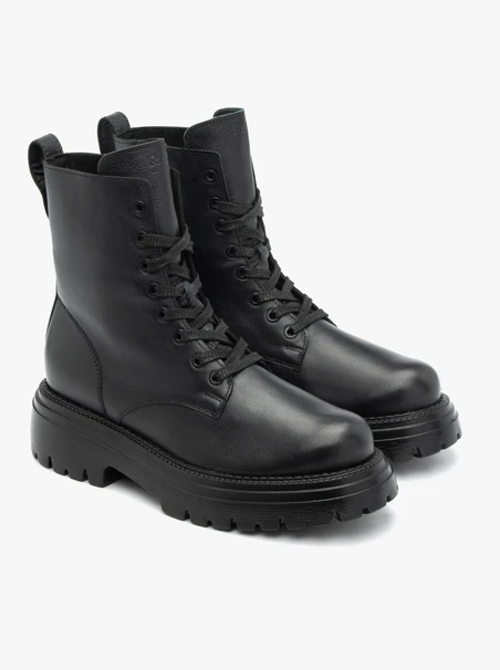 Schwarz genarbte Lederstiefel
