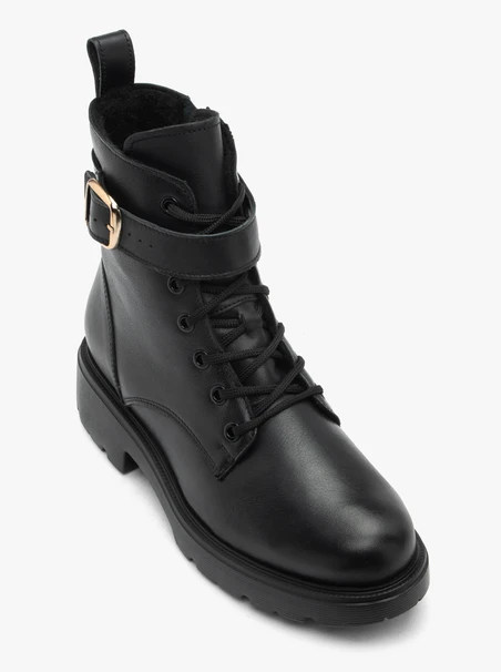 Schwarze Stiefel aus genarbtem Leder mit Riemen