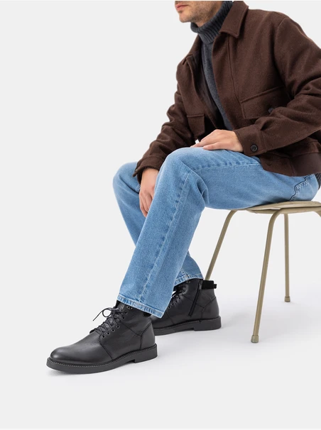 Schwarze Stiefel mit verschönerten Sohlen