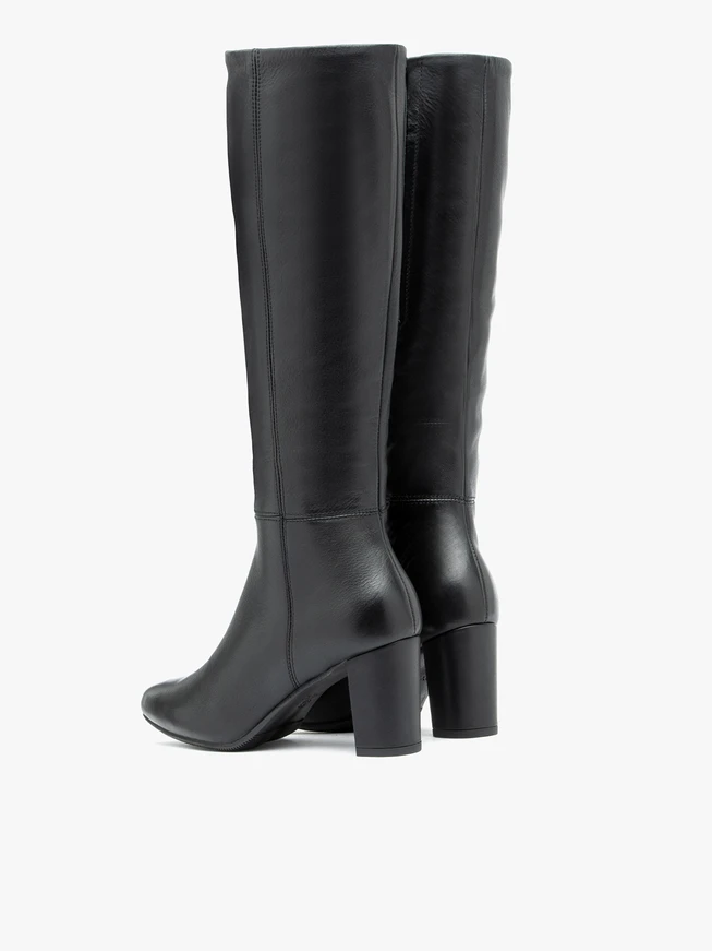 Schwarzer Stiefel aus genarbtem Leder mit schmalem Schaft