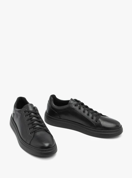 Schwarze Sportschuhe zum Schnüren